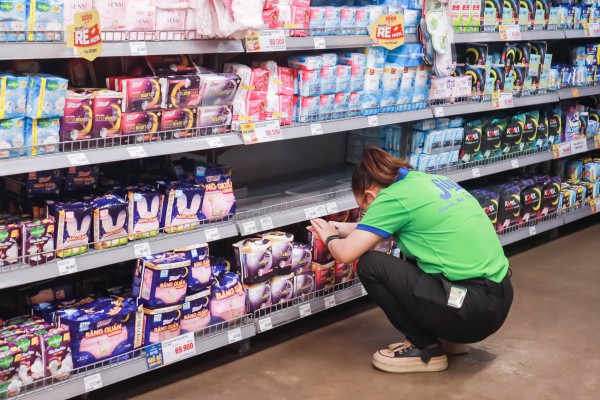 Siêu thị 'cháy hàng' vì người dân TP.HCM đổ xô mua gửi cứu trợ đồng bào miền Trung