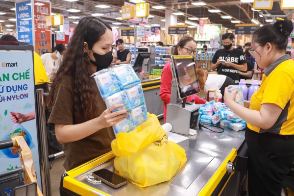 Siêu thị 'cháy hàng' vì người dân TP.HCM đổ xô mua gửi cứu trợ đồng bào miền Trung