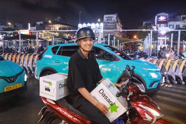 Siêu thị 'cháy hàng' vì người dân TP.HCM đổ xô mua gửi cứu trợ đồng bào miền Trung