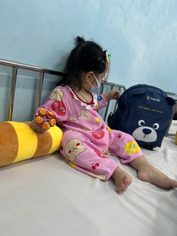 Sinh tử với bệnh hiếm - Kỳ 3: 'Tôi ước có thể gánh thay con một phần đau đớn' Sinh tử với bệnh hiếm - Kỳ 3: 'Tôi ước có thể gánh thay con một phần đau đớn'