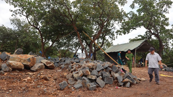 Sở Nông nghiệp và Môi trường Đồng Nai kiểm tra vụ 'khai thác đá để trồng điều' Sở Nông nghiệp và Môi trường Đồng Nai kiểm tra vụ 'khai thác đá để trồng điều'