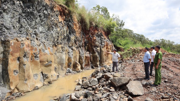 Sở Nông nghiệp và Môi trường Đồng Nai kiểm tra vụ 'khai thác đá để trồng điều' Sở Nông nghiệp và Môi trường Đồng Nai kiểm tra vụ 'khai thác đá để trồng điều'
