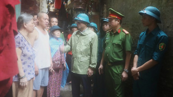 Sơ tán khẩn cấp hơn 1.000 người dân ở những ngôi nhà cũ Sơ tán khẩn cấp hơn 1.000 người dân ở những ngôi nhà cũ