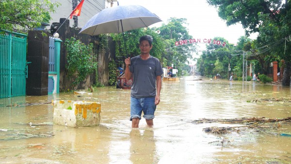 Sông Mã xấp xỉ báo động 3, 174 hộ chìm trong biển nước