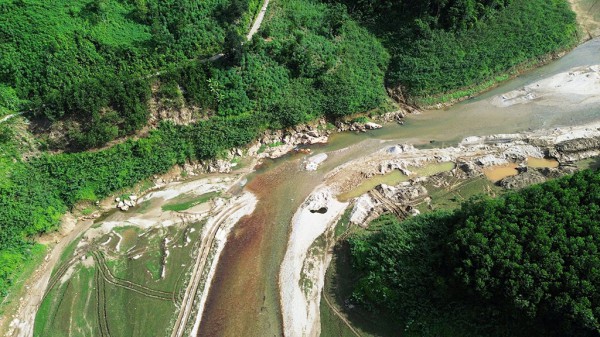 Sông Nước Xa bị 'xẻ thịt' công khai