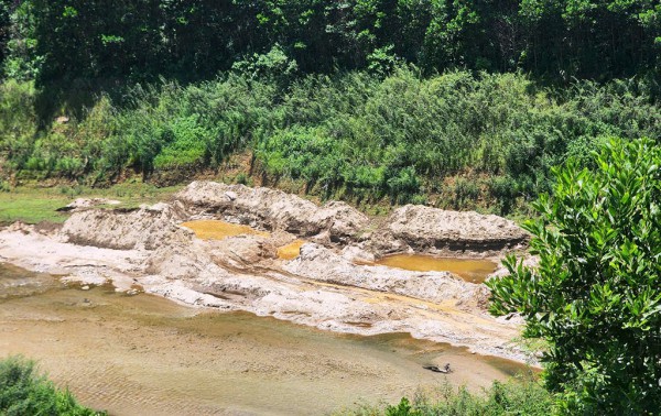 Sông Nước Xa bị 'xẻ thịt' công khai
