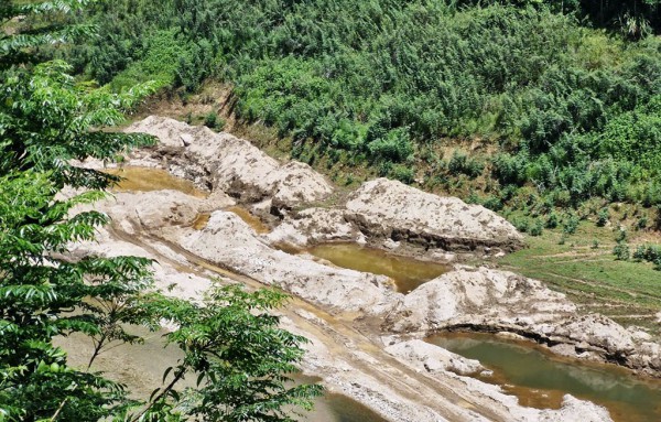 Sông Nước Xa bị 'xẻ thịt' công khai