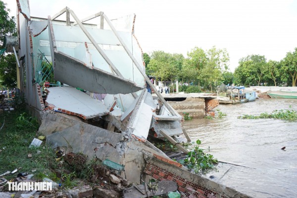 Sông Tiền tiếp tục sạt lở, cuộc sống hàng chục hộ dân bị đe dọa Sông Tiền tiếp tục sạt lở, cuộc sống hàng chục hộ dân bị đe dọa