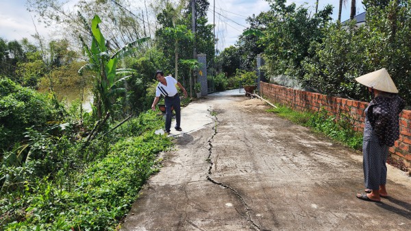 Sống bất an bên bờ sông sạt lở Sống bất an bên bờ sông sạt lở