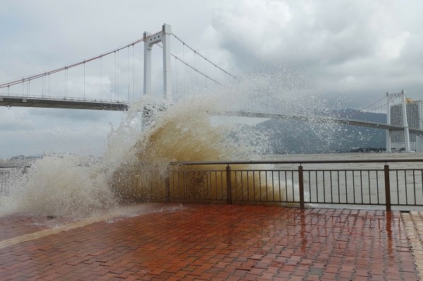 Sóng dữ xuất hiện ở cửa sông Hàn