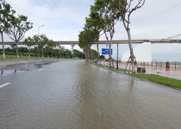 Sóng dữ xuất hiện ở cửa sông Hàn