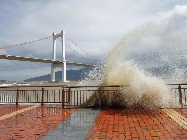 Sóng dữ xuất hiện ở cửa sông Hàn