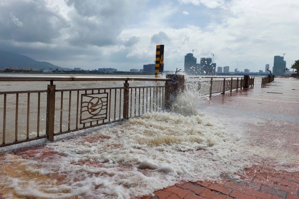 Sóng dữ xuất hiện ở cửa sông Hàn