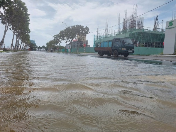 Sóng dữ xuất hiện ở cửa sông Hàn