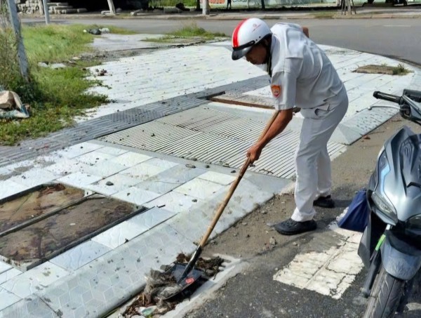 Sóng dữ xuất hiện ở cửa sông Hàn