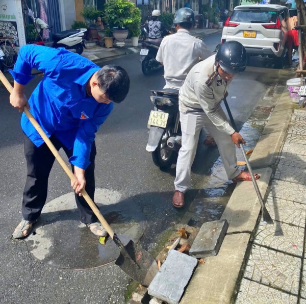 Sóng dữ xuất hiện ở cửa sông Hàn