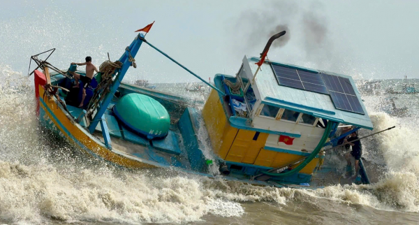 Sóng lớn đánh chìm hàng loạt tàu cá ở Lâm Đồng Sóng lớn đánh chìm hàng loạt tàu cá ở Lâm Đồng