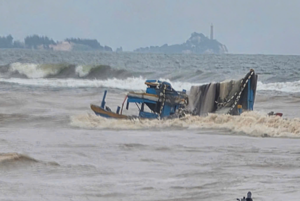Sóng lớn đánh chìm hàng loạt tàu cá ở Lâm Đồng Sóng lớn đánh chìm hàng loạt tàu cá ở Lâm Đồng