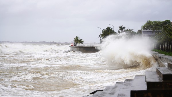 Sóng lớn, gió mạnh ở vùng ven biển Thanh Hóa Sóng lớn, gió mạnh ở vùng ven biển Thanh Hóa