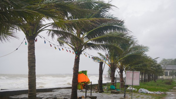 Sóng lớn, gió mạnh ở vùng ven biển Thanh Hóa Sóng lớn, gió mạnh ở vùng ven biển Thanh Hóa