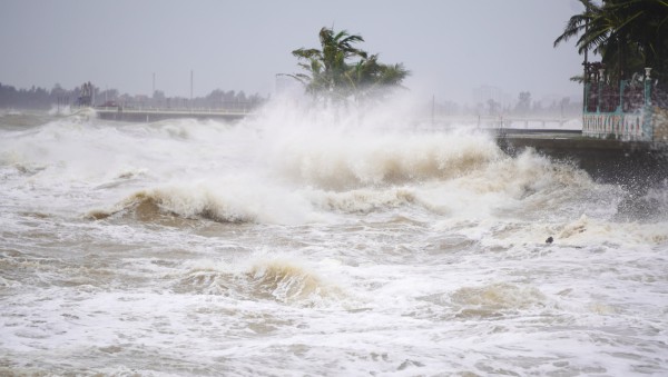 Sóng lớn, gió mạnh ở vùng ven biển Thanh Hóa Sóng lớn, gió mạnh ở vùng ven biển Thanh Hóa