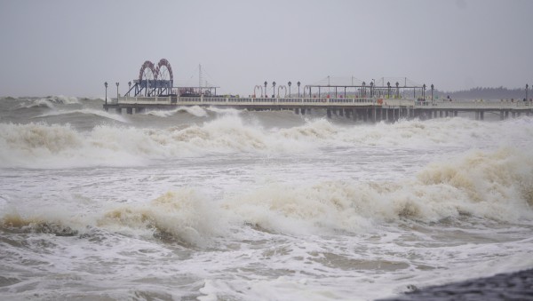 Sóng lớn, gió mạnh ở vùng ven biển Thanh Hóa Sóng lớn, gió mạnh ở vùng ven biển Thanh Hóa