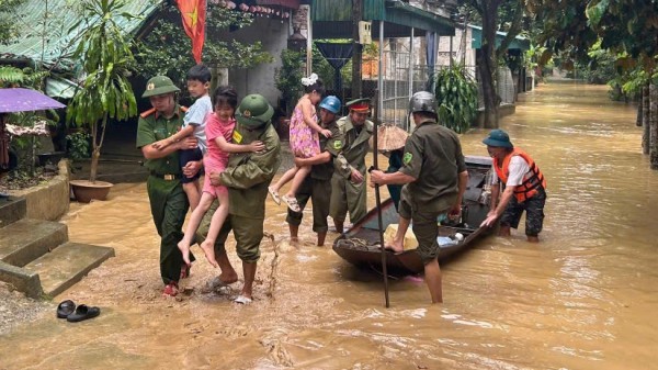Sóng lớn, gió mạnh ở vùng ven biển Thanh Hóa Sóng lớn, gió mạnh ở vùng ven biển Thanh Hóa