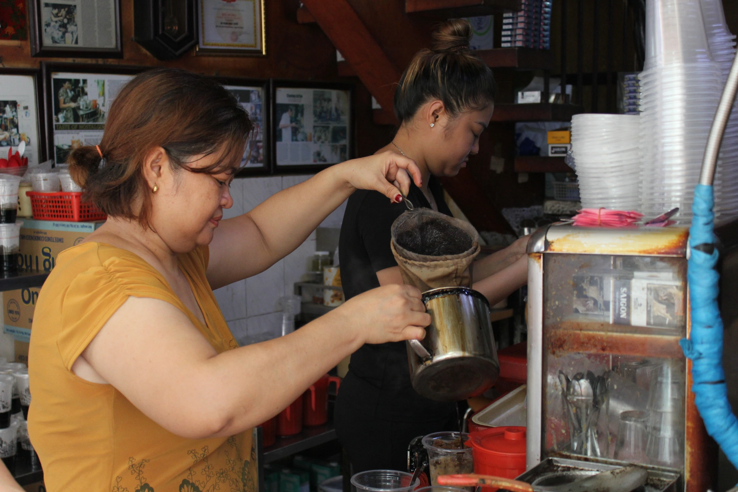 Sống ở TP.HCM: Giới 'mộ điệu' kể chuyện cà phê vợt lừng danh
