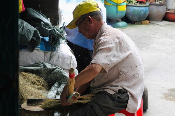 Sống ở TP.HCM: Xóm chổi đót nghĩa tình, nhớ thời hoàng kim 'đi máy bay'