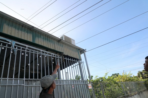 Sống thấp thỏm dưới lưới điện Sống thấp thỏm dưới lưới điện