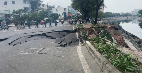 Sụt lún nghiêm trọng ven bờ kênh Tàu Hủ, TP.HCM Sụt lún nghiêm trọng ven bờ kênh Tàu Hủ, TP.HCM