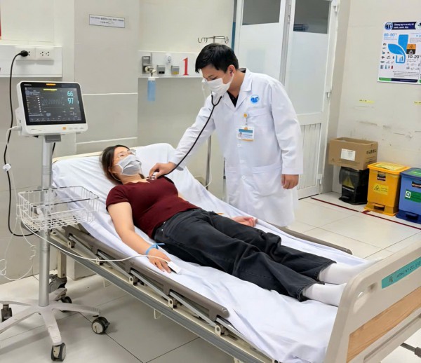 TP.HCM: 11 công nhân đi cấp cứu sau bữa ăn trưa TP.HCM: 11 công nhân đi cấp cứu sau bữa ăn trưa