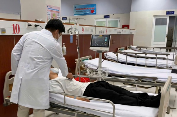 TP.HCM: 11 công nhân đi cấp cứu sau bữa ăn trưa TP.HCM: 11 công nhân đi cấp cứu sau bữa ăn trưa