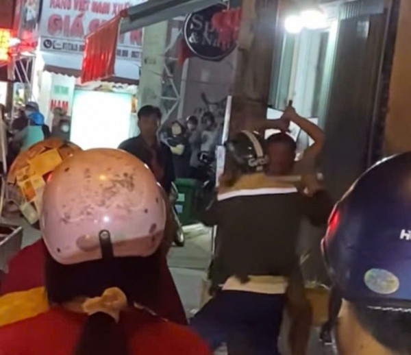 TP.HCM: 2 người đàn ông cầm gậy sắt đánh nhau, giao thông ùn ứ TP.HCM: 2 người đàn ông cầm gậy sắt đánh nhau, giao thông ùn ứ