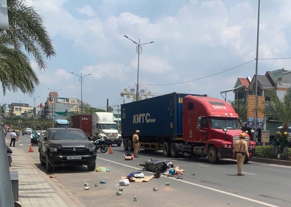 TP.HCM: 2 vợ chồng thương vong dưới bánh xe ben