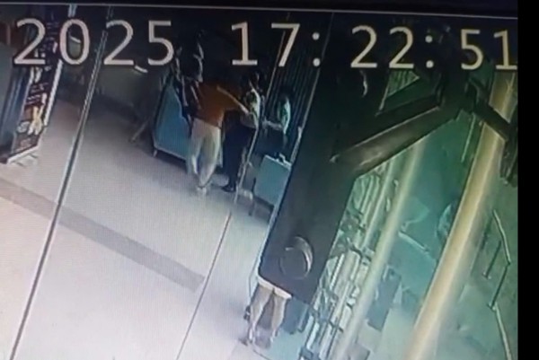 TP.HCM: 2 vợ chồng trẻ hành hung người phụ nữ 60 tuổi tại sảnh chung cư TP.HCM: 2 vợ chồng trẻ hành hung người phụ nữ 60 tuổi tại sảnh chung cư