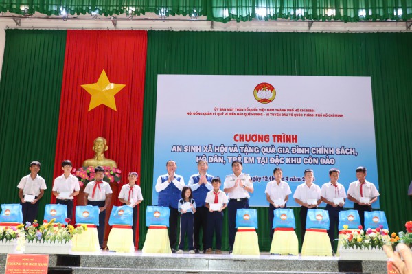 TP.HCM: 2,25 tỉ đồng chăm lo quân và dân đặc khu Côn Đảo