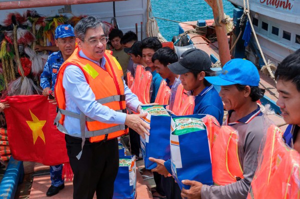 TP.HCM: 2,25 tỉ đồng chăm lo quân và dân đặc khu Côn Đảo