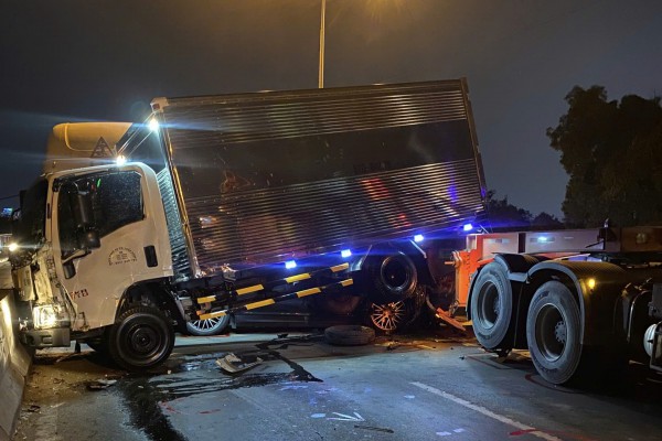 TP.HCM: 6 ô tô tông liên hoàn trên cầu Phú Mỹ