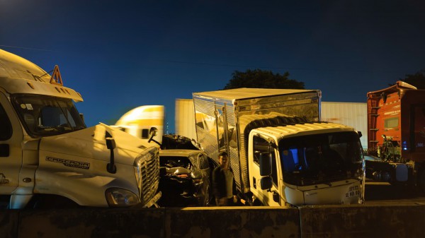 TP.HCM: 6 ô tô tông liên hoàn trên cầu Phú Mỹ