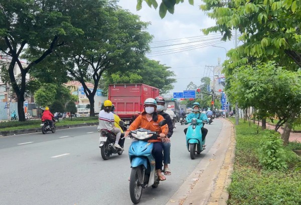 TP.HCM: Bát nháo xe chạy ngược chiều, không đội mũ bảo hiểm ở Q.12