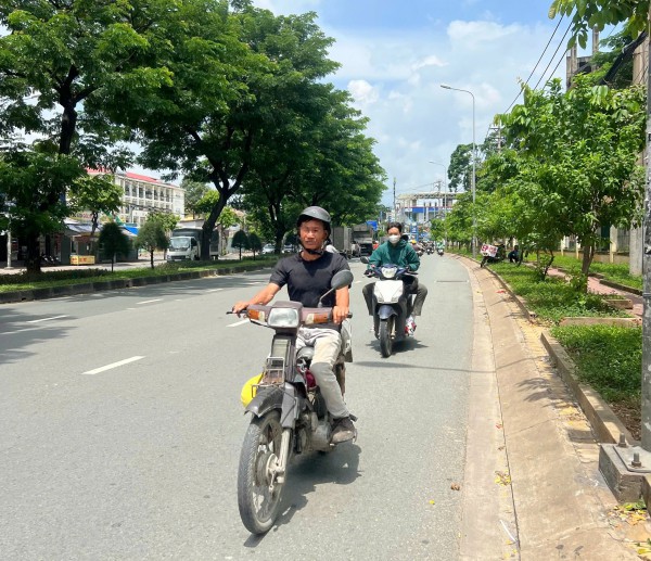 TP.HCM: Bát nháo xe chạy ngược chiều, không đội mũ bảo hiểm ở Q.12