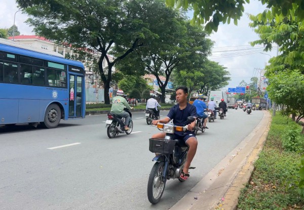 TP.HCM: Bát nháo xe chạy ngược chiều, không đội mũ bảo hiểm ở Q.12