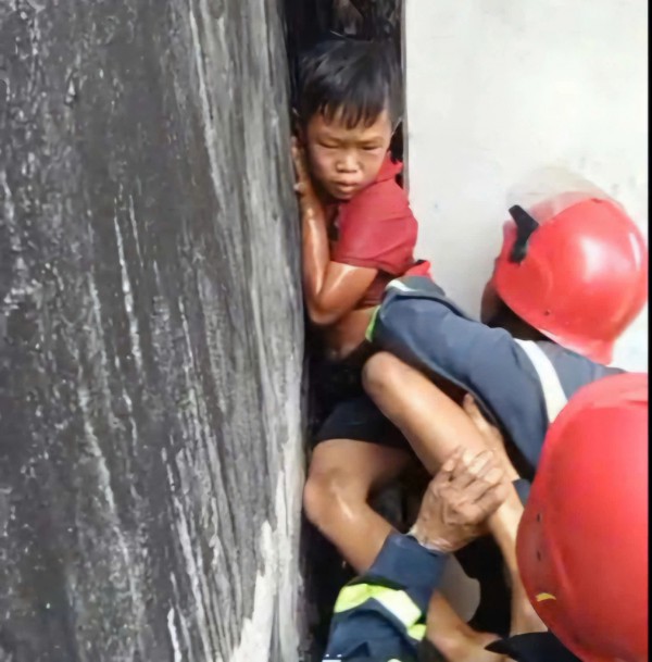 TP.HCM: Cảnh sát PCCC giải cứu an toàn bé trai kẹt giữa 2 bức tường hẹp