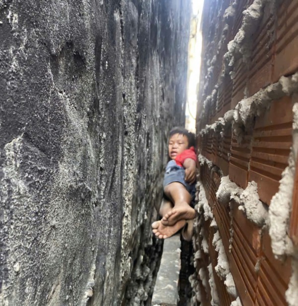 TP.HCM: Cảnh sát PCCC giải cứu an toàn bé trai kẹt giữa 2 bức tường hẹp