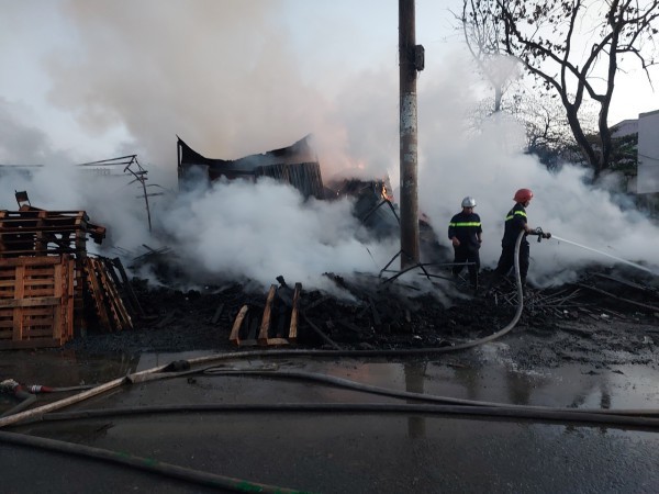 TP.HCM: Cháy cơ sở pallet gỗ ở Bình Chánh, 6 người được cứu hộ an toàn
