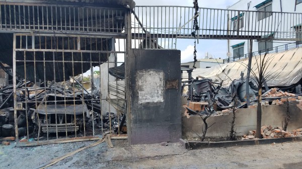 TP.HCM: Cháy công ty sơn tại Q.Bình Tân, nhiều tài sản, ô tô bị thiêu rụi