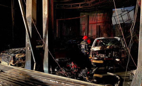 TP.HCM: Cháy lớn garage ô tô tại Q.7, nhiều tài sản bị thiêu rụi