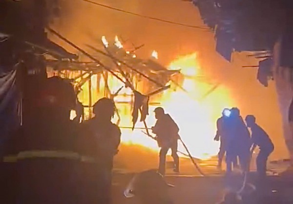 TP.HCM: Cháy nhiều căn nhà ở kết hợp kinh doanh gần chợ Nhị Thiên Đường