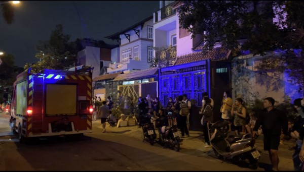 TP.HCM: Cháy quán cà phê ở sân thượng một tòa nhà, nhiều sinh viên ôm đồ tháo chạy
